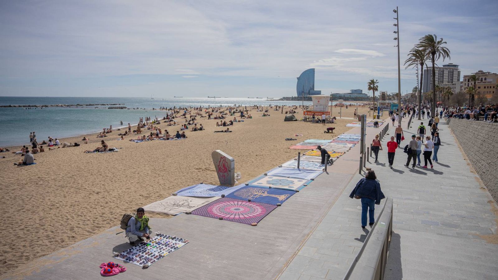 Imagen de un día soleado en las playas de Barcelona