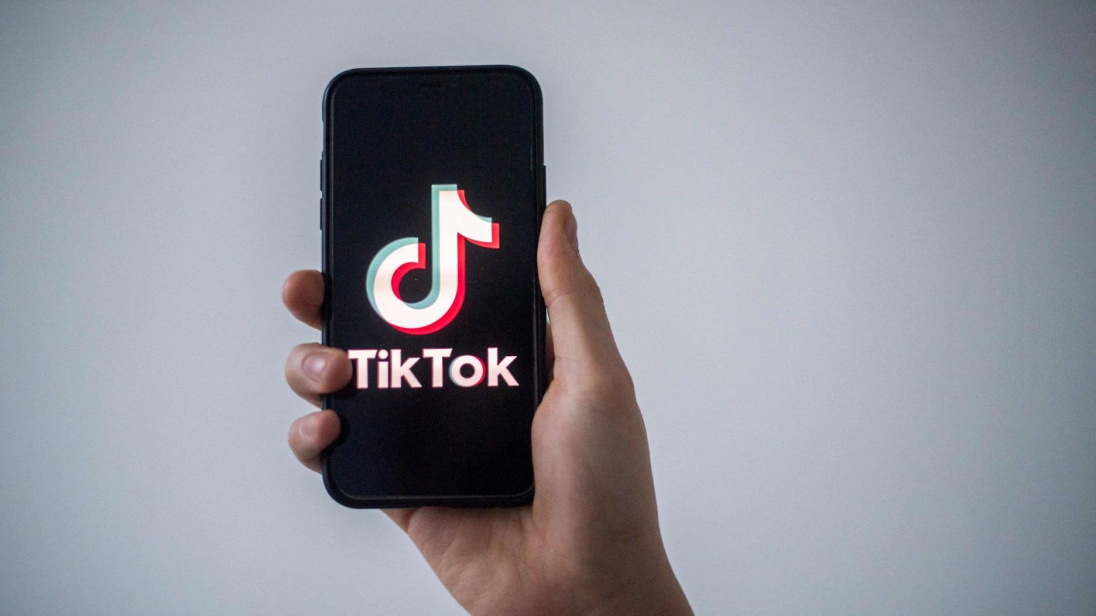 Un smartphone con el logotipo de la red social china TikTok.