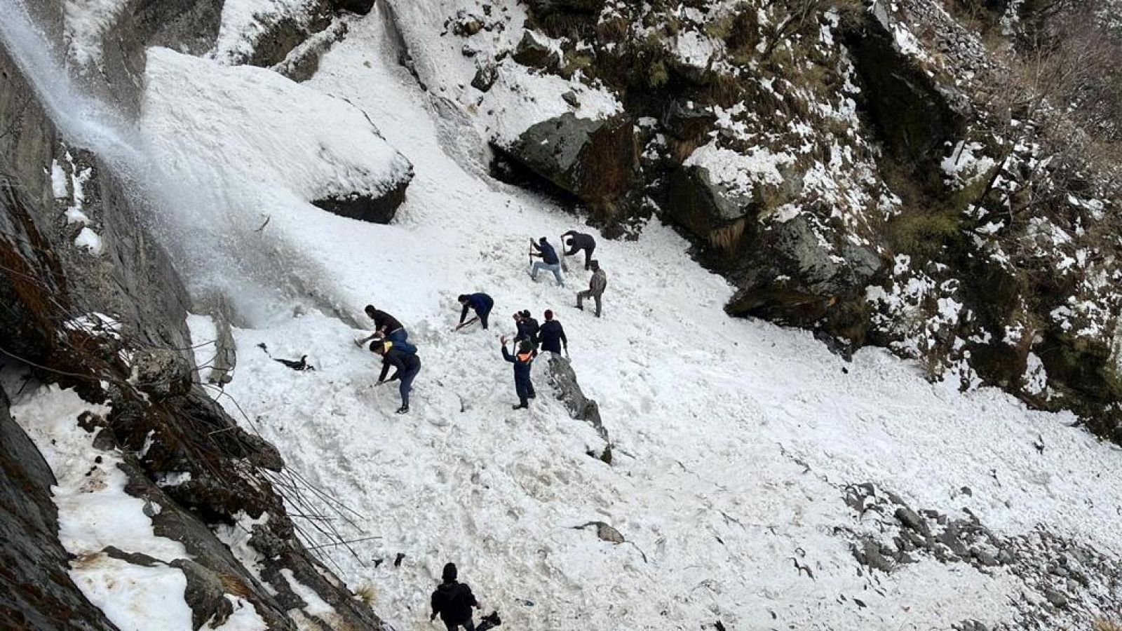 Los equipos de rescate en la India buscan supervivientes tras la avalancha