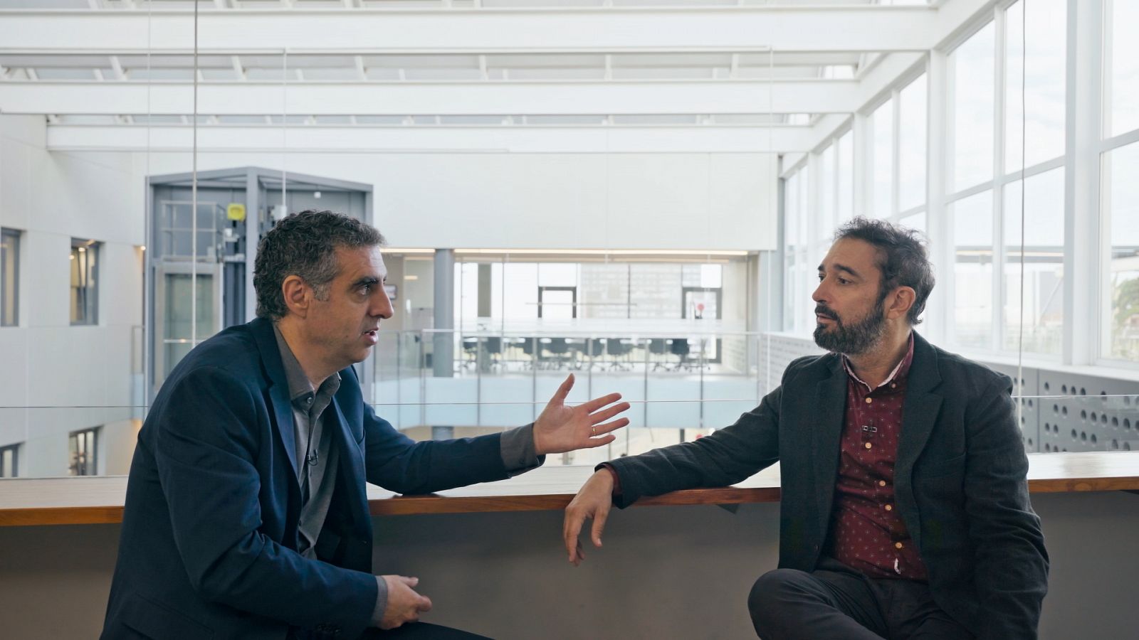 Manel Esteller y Pere Estupinyà en el Instituto de Investigación de Leucemia Josep Carreras