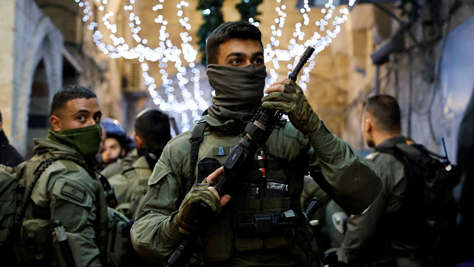 Policías fronterizos israelíes toman posiciones cerca del complejo de Al-Aqsa.