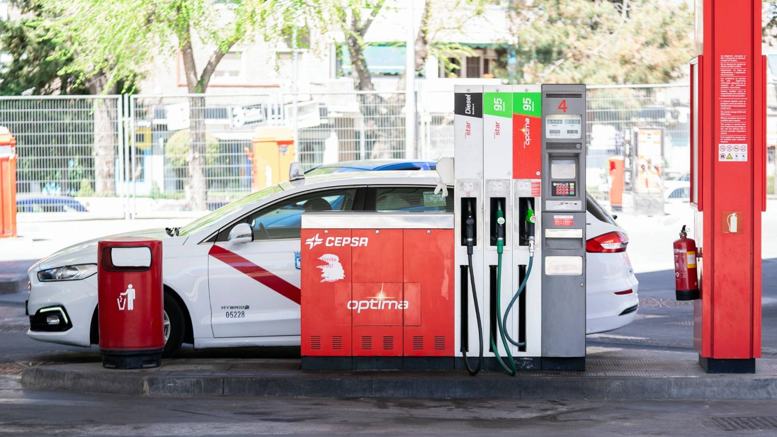 Un taxi reposta en una gasolinera CEPSA de Avenida de Portugal en Móstoles