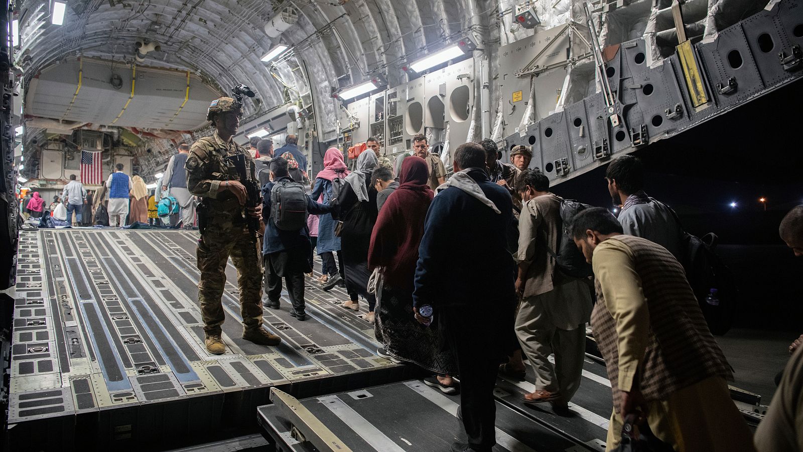 Afganos en un avión estadounidense durante la evacuación de Afganistán