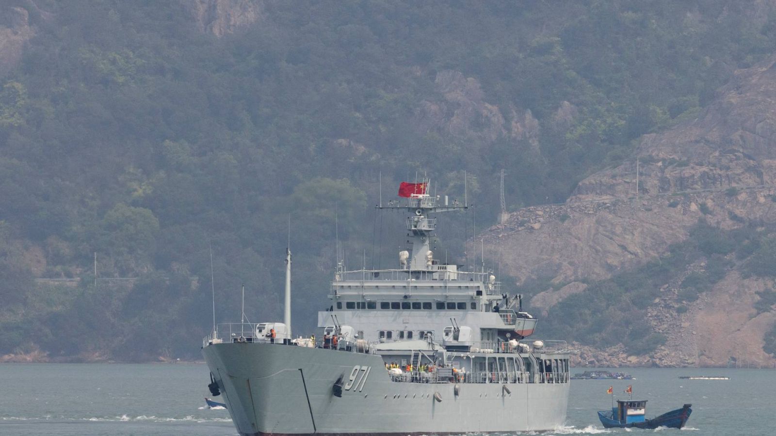 Un buque de guerra chino navegando cerca de las islas Matsu, controladas por Taiwán.