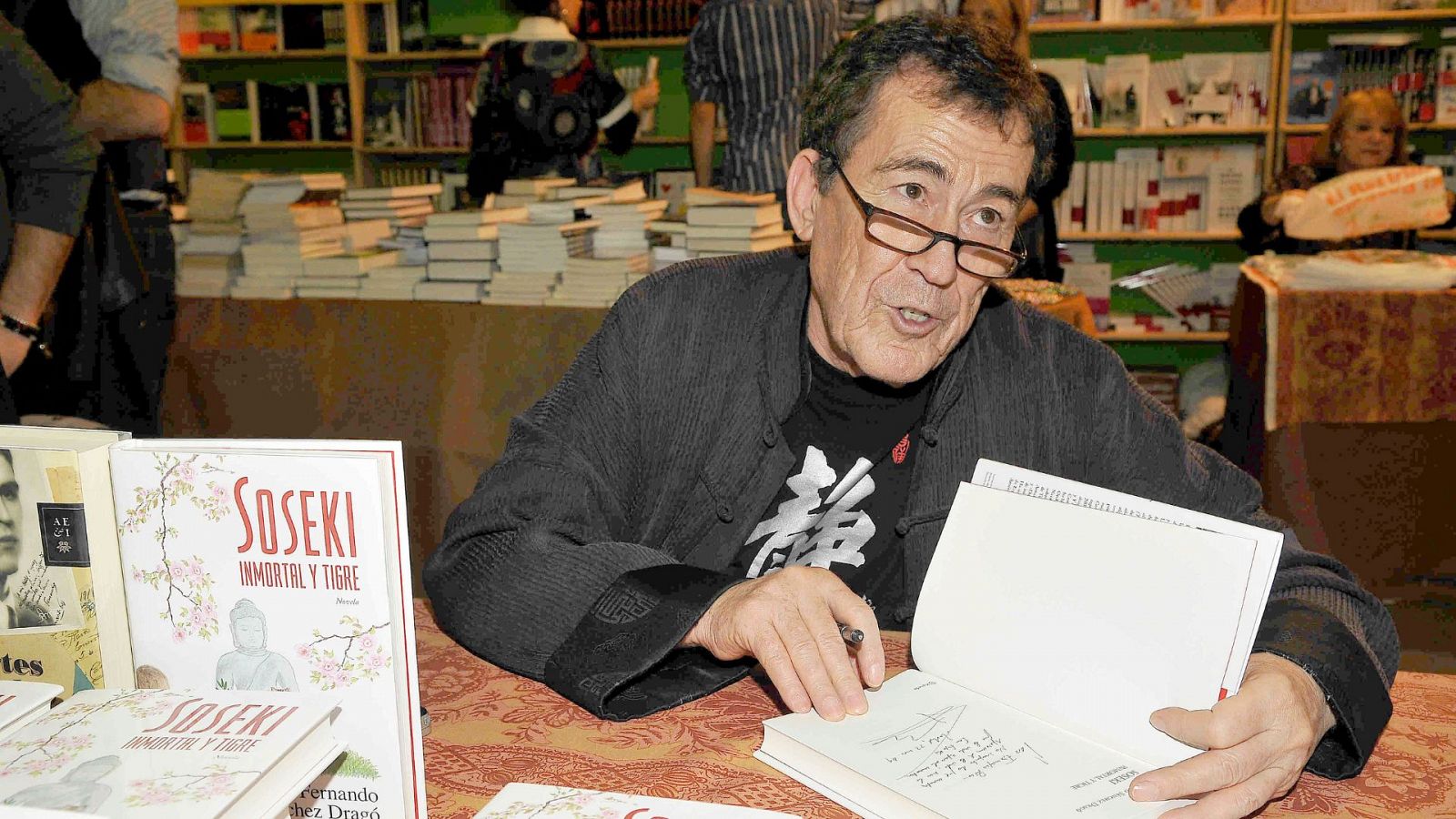 El escritor Sánchez Dragó en el Rastillo de Nuevo Futuro en Madrid