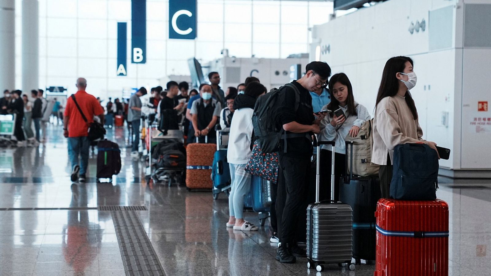 Viajeros en el aeropuerto de Hong Kong