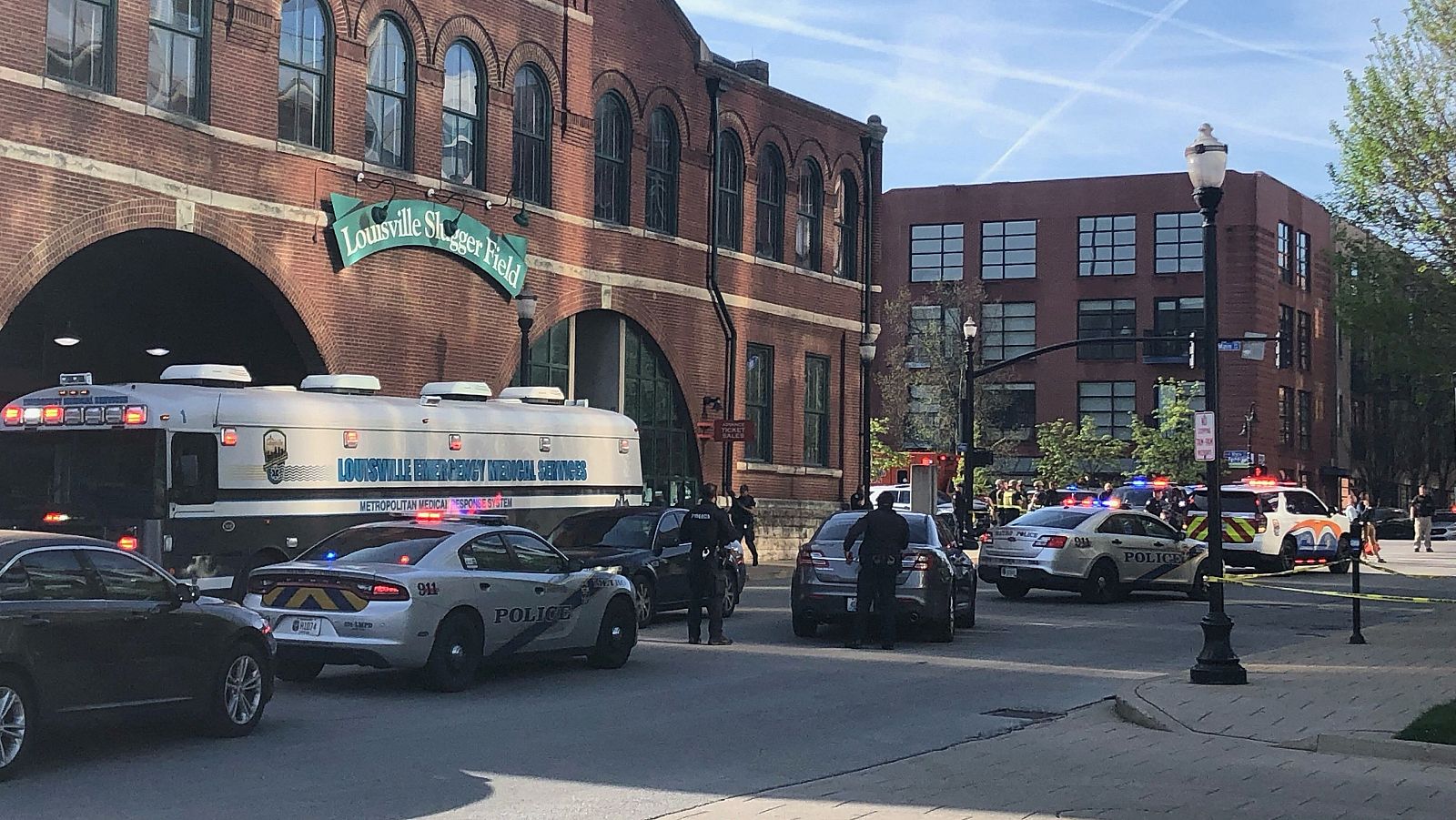 La policía metropolitana de Louisville cerca del lugar del tiroteo