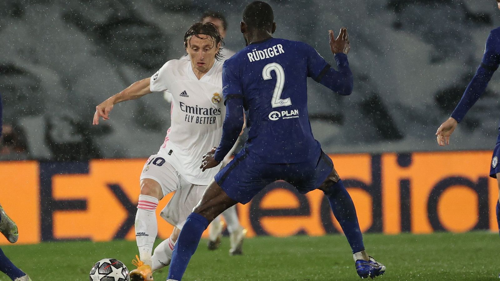 Imagen de la ida de semifinales de Champions de 2021, con Luka Modric, ante Antonio Rüdiger, todavía en el Chelsea.