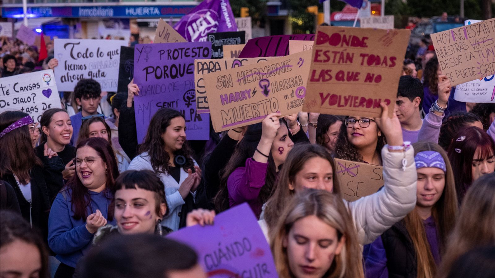Un grupo de personas manifestándose con motivo del Día de la Mujer en Huelva, Andalucía