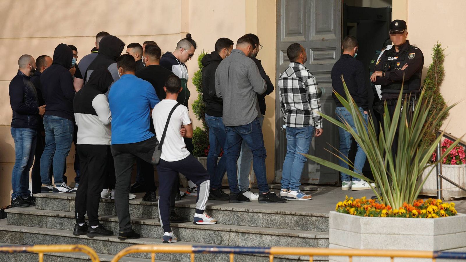 Entrada de una parte de los acusados en la sede de Algeciras de la Audiencia Provincial de Cádiz, donde ha comenzado el macrojuicio contra la presunta red de narcotráfico de los Castaña