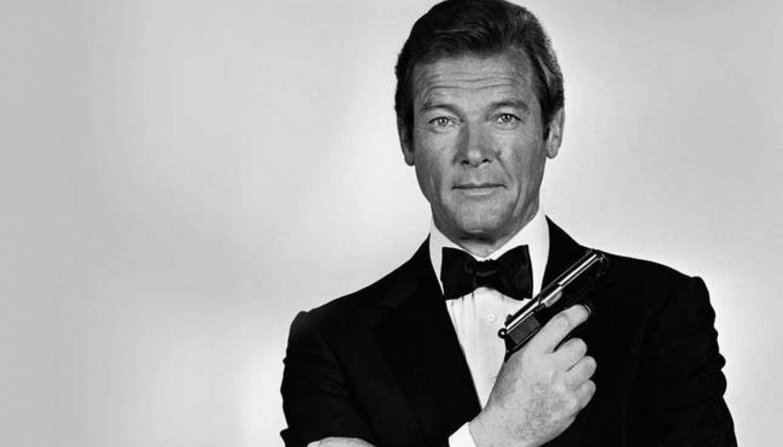 El actor Roger Moore en una escena de la película "James Bond"