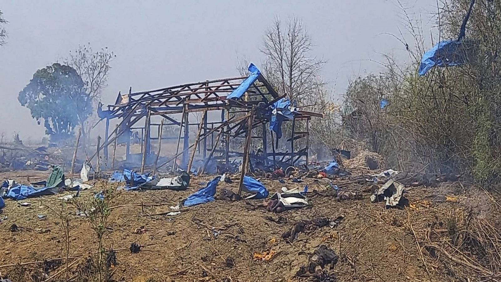 Secuelas de un ataque aéreo en la aldea de Pazigyi, en la región de Sagaing, Birmania