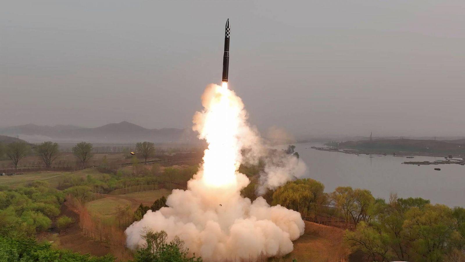 Imagen del lanzamiento del nuevo misil norcoreano de largo alcance de combustible sólido.