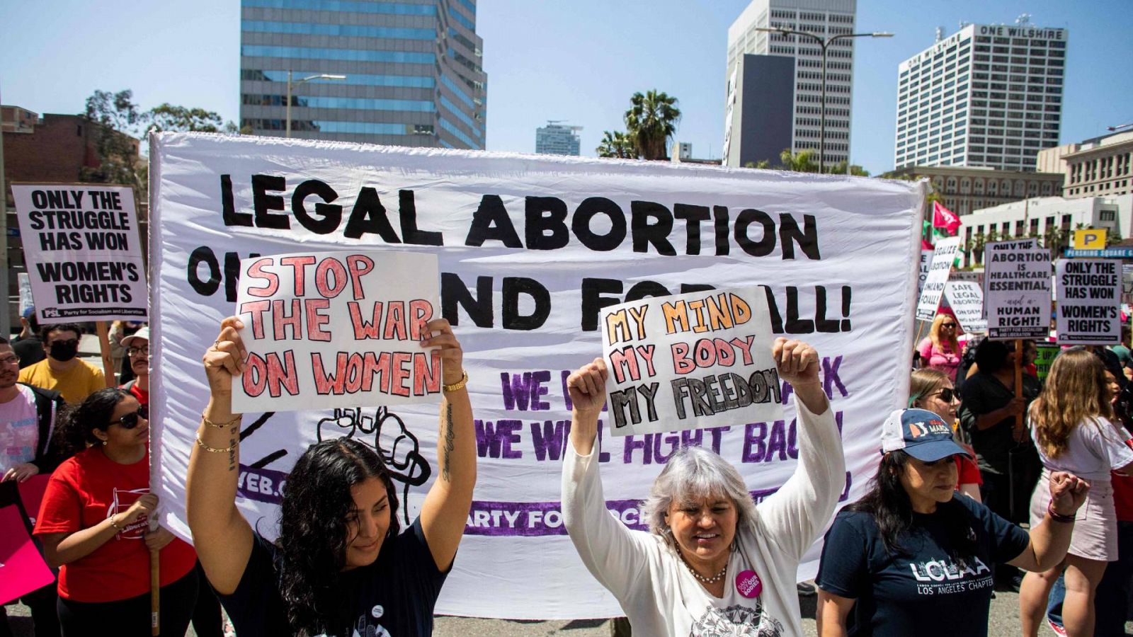 Una imagen de la manifestación en Los Ángeles contra la restricción de la píldora abortiva en Estados Unidos.