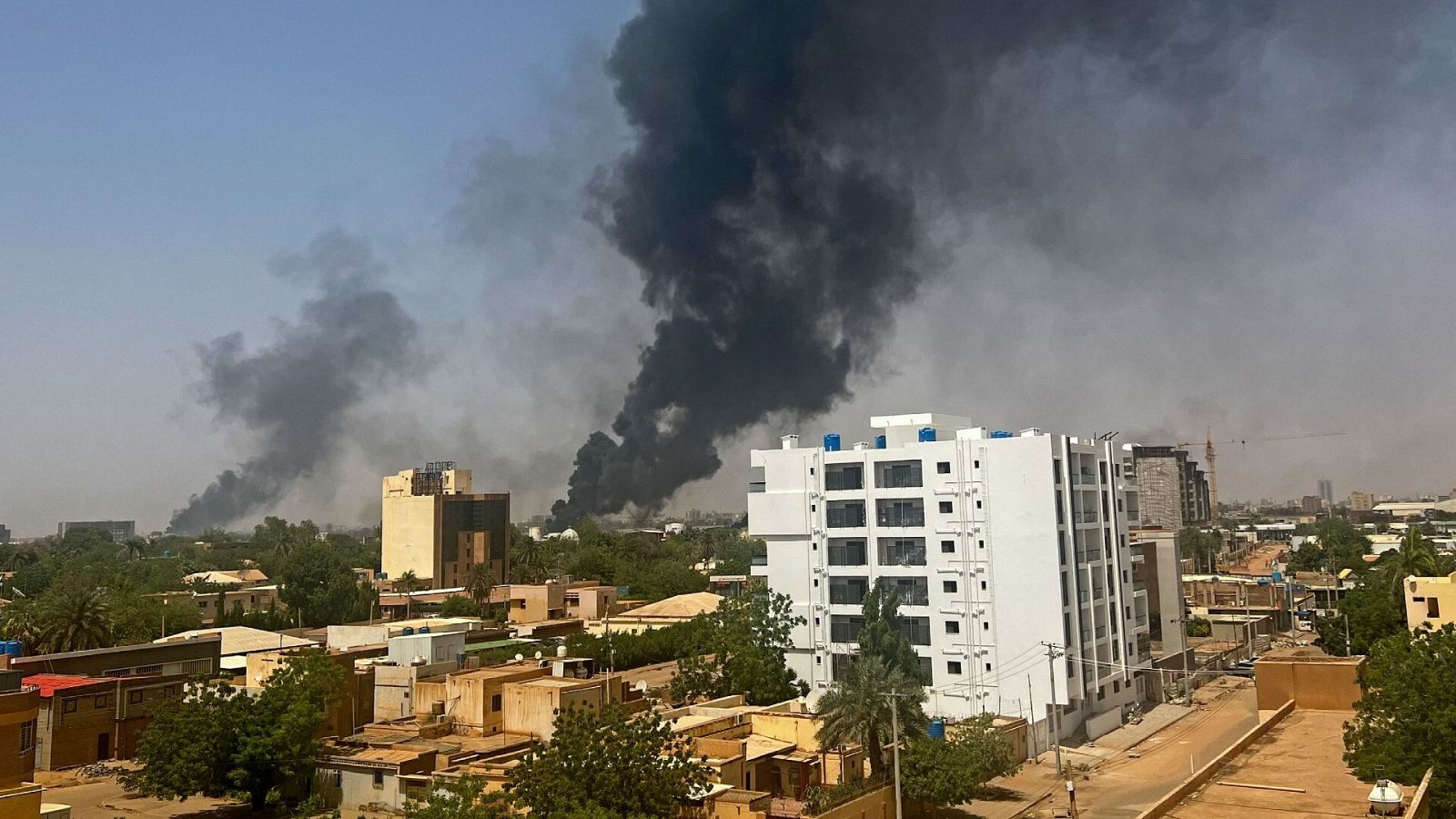 Imagen de humo en Jartum debido a los combates entre el Ejército y las fuerzas paramilitares