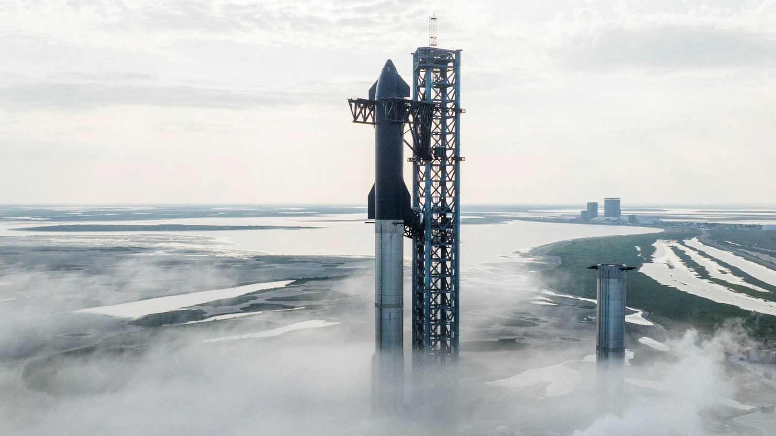 El cohete Starship, en la plataforma de lanzamiento.