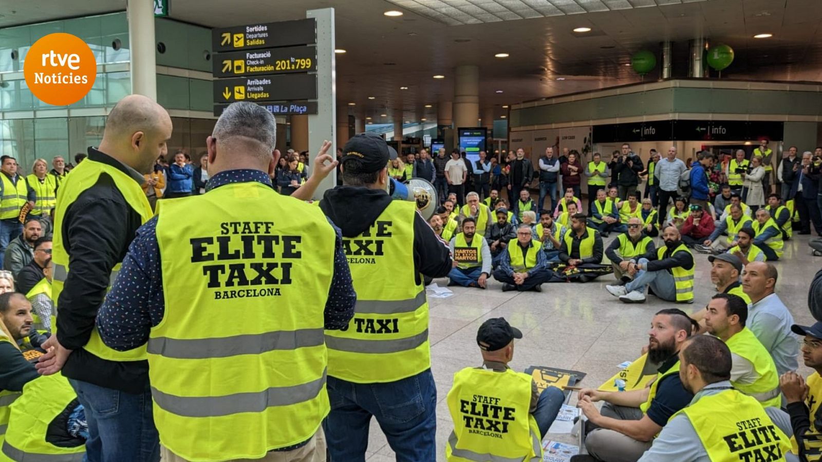 Moment de l'assemblea convocada per Élite Taxi a l'Aeroport del Prat