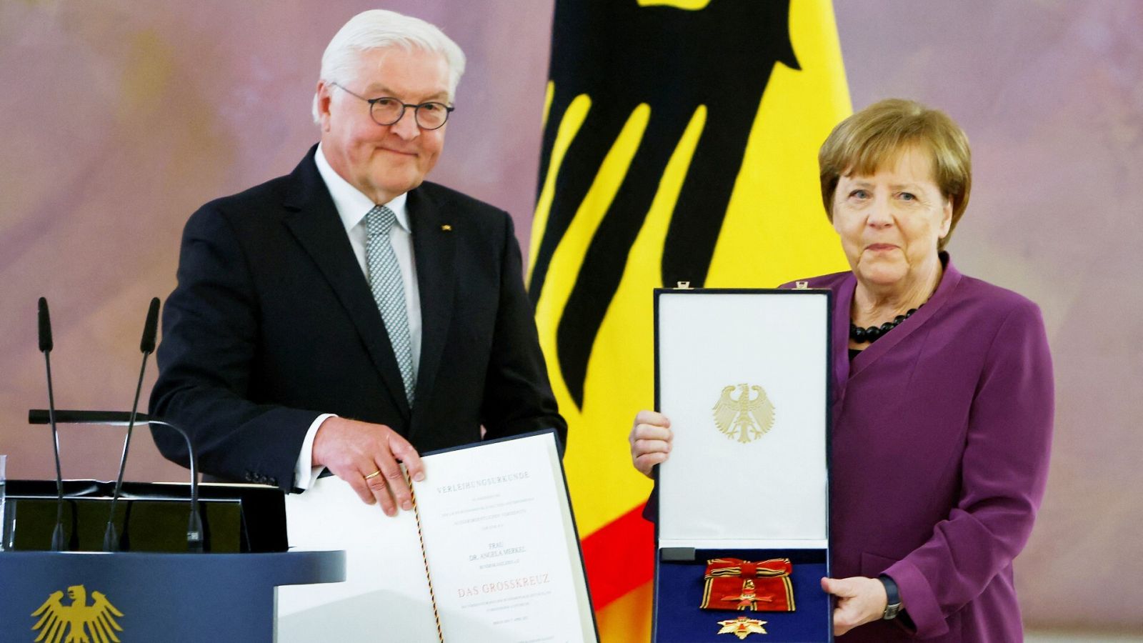 El Presidente alemán, Frank-Walter Steinmeier, condecora a la excanciller Angela Merkel con la Orden al Mérito más alta del país