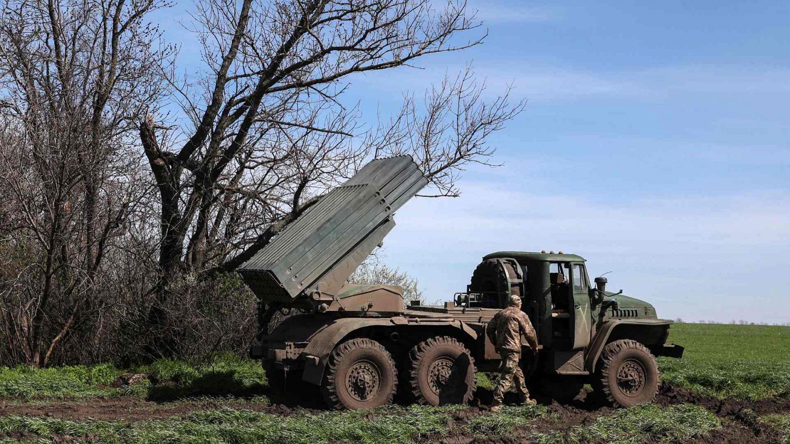 Artilleros ucranianos preparan un lanzacohetes múltiple BM-21 Grad para disparar hacia posiciones rusas, en la región de Donetsk.