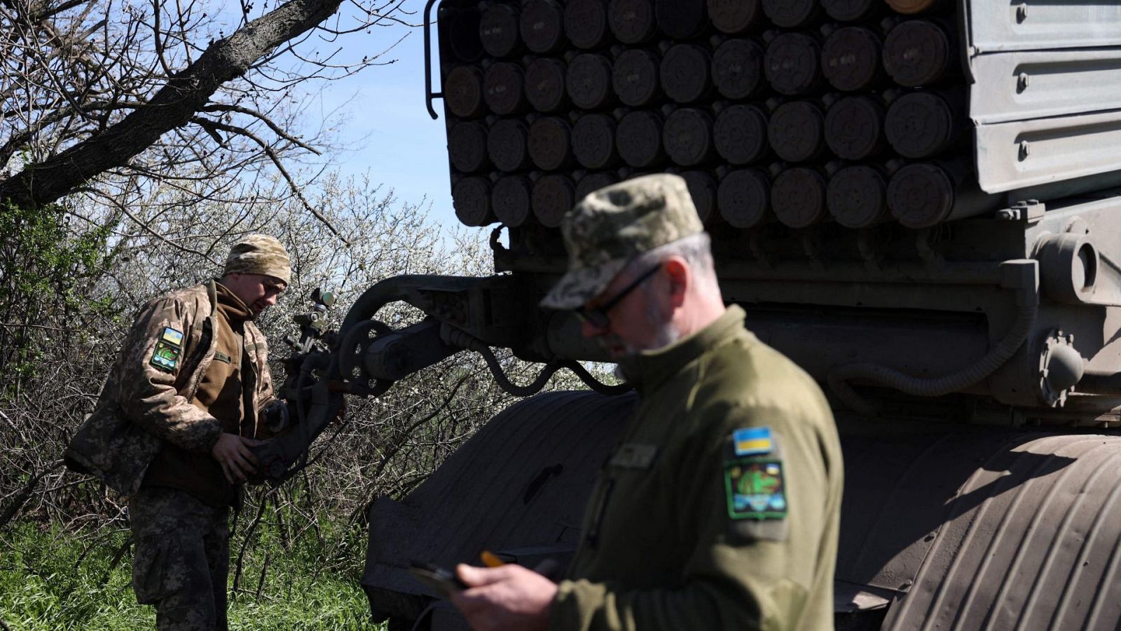 Militares ucranianos preparan la artillería en Donetsk