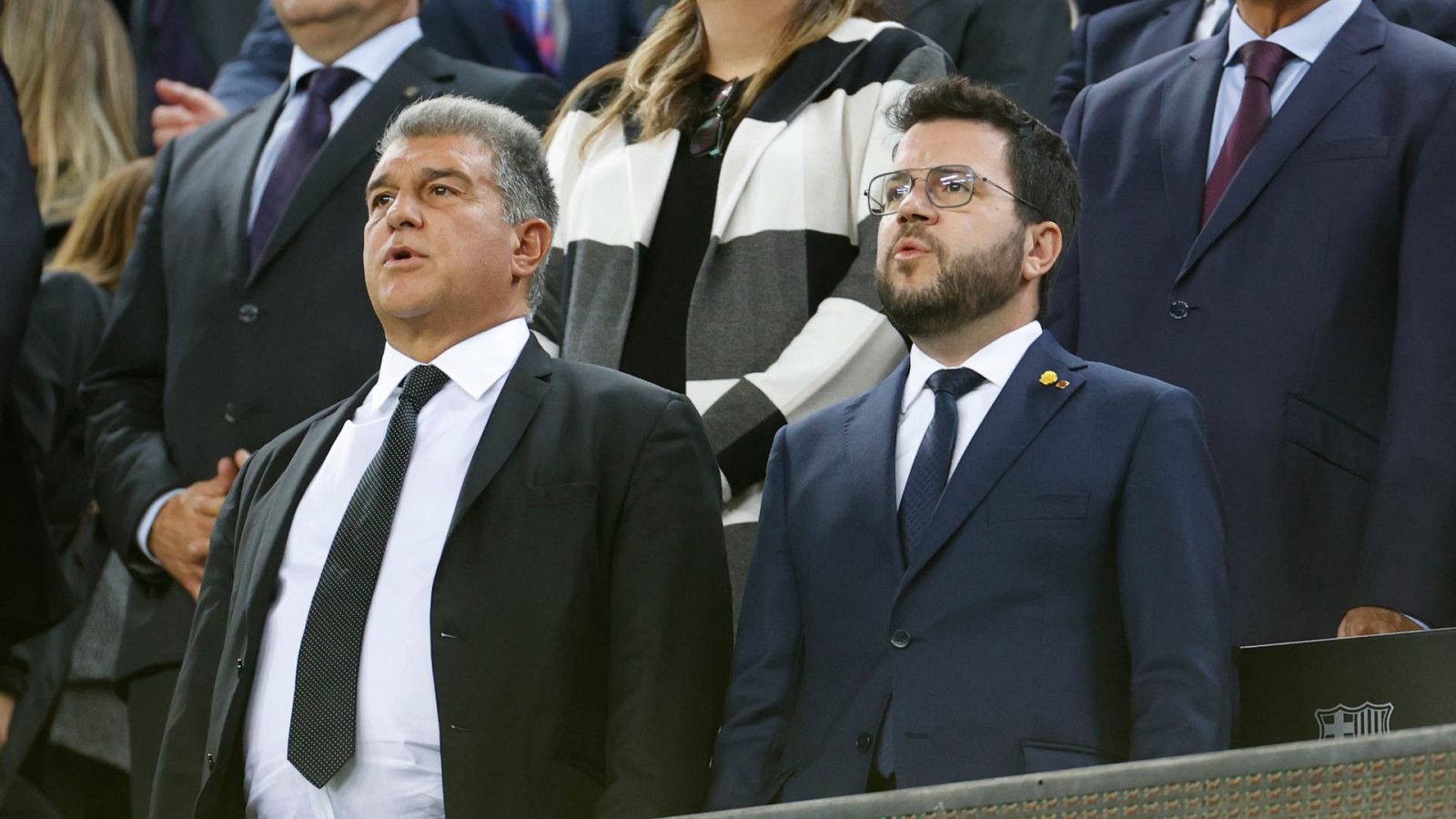 El presidente del FC Barcelona, Joan Laporta (i) y el presidente de la Generalitat, Pere Aragonès, en el palco del Camp Nou antes de un partido