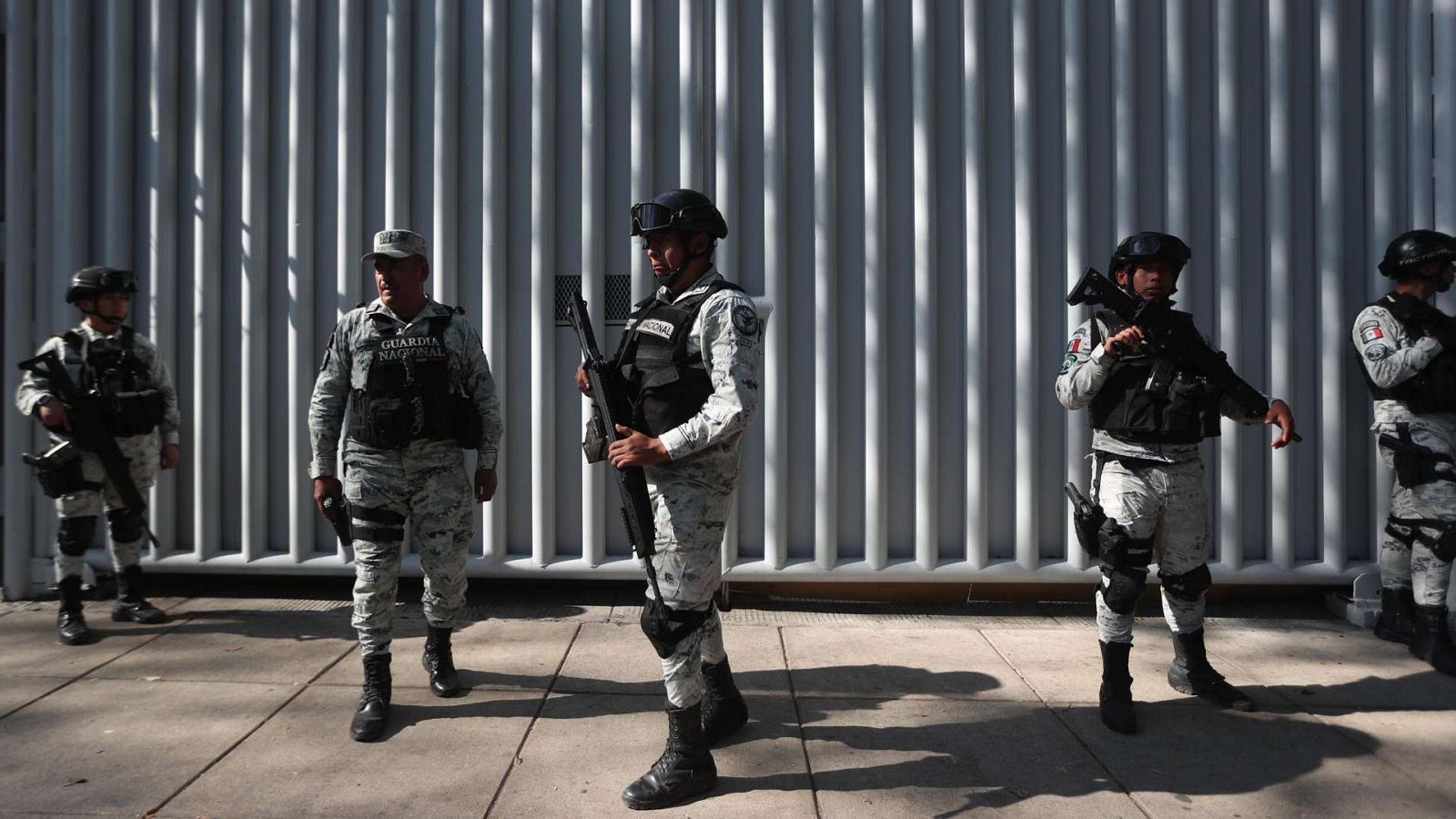 Miembros de la Guardia Nacional vigilan la sede de la Fiscalía Especializada en materia de Delincuencia Organizada (Femdo), en la Ciudad de México.