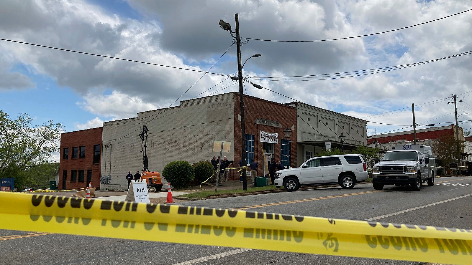 Investigadores trabajan en el lugar del tiroteo en Alabama 