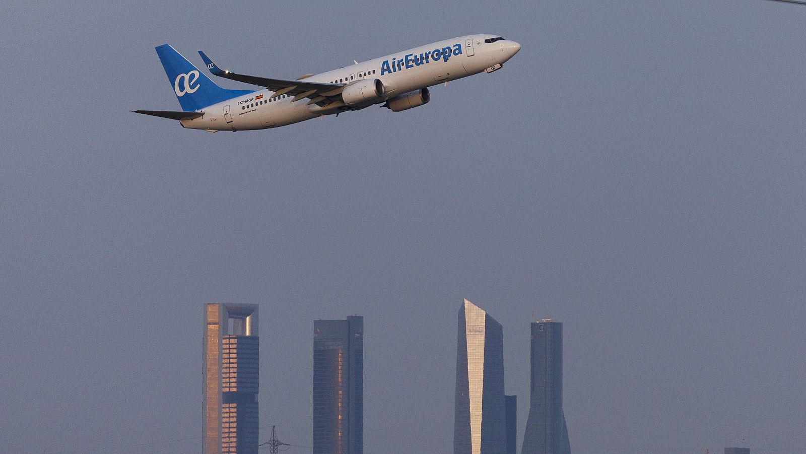 Un avión de Air Europa sobrevuela Madrid