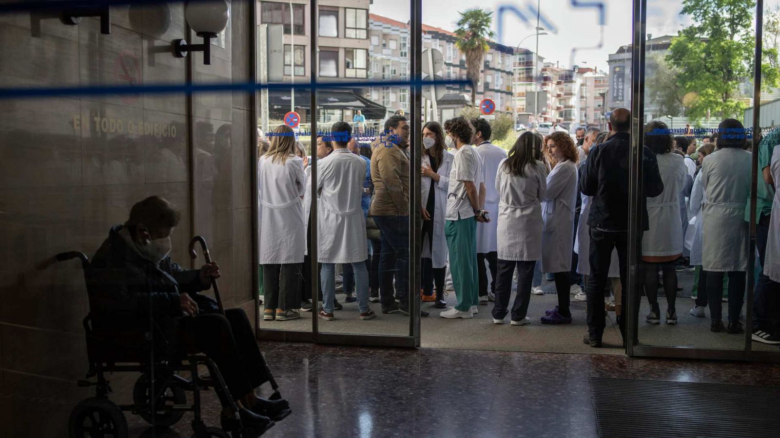 Asistentes en concentración del Hospital de Ourense, con motivo de la huelga de los médicos de Galicia.