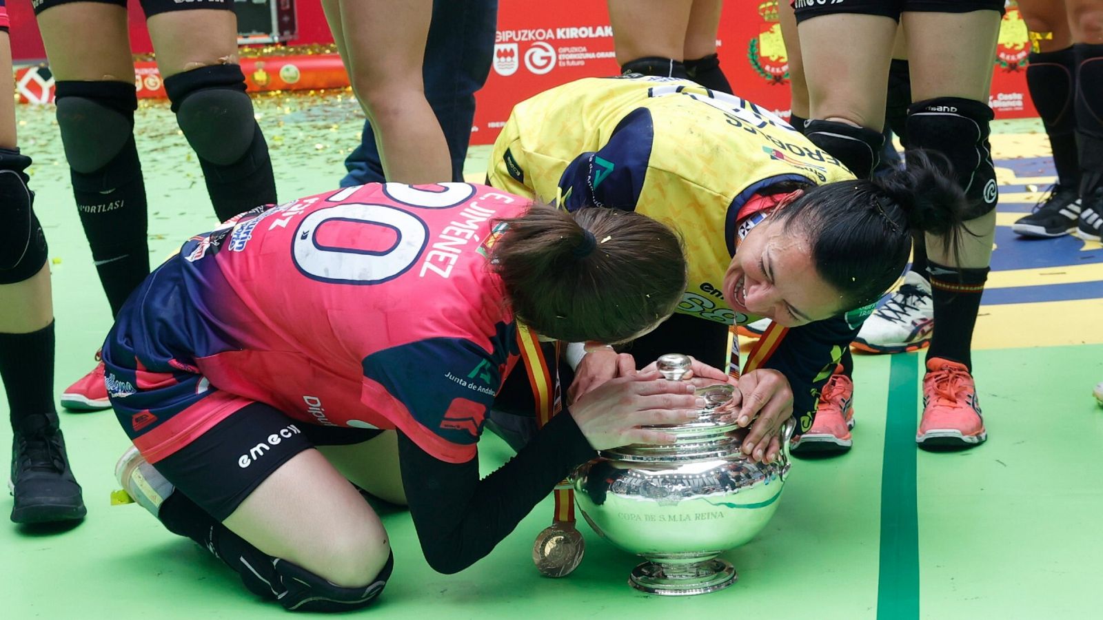 Las jugadoras del Málaga celebran su victoria en la final de la Copa de la Reina de balonmano