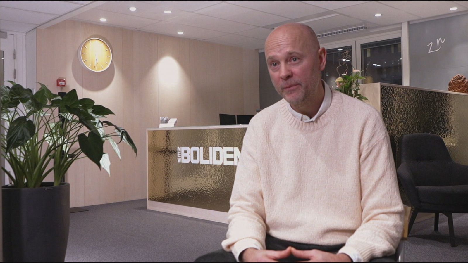 Klas Nilsson sentado en una oficina durante la entrevista.