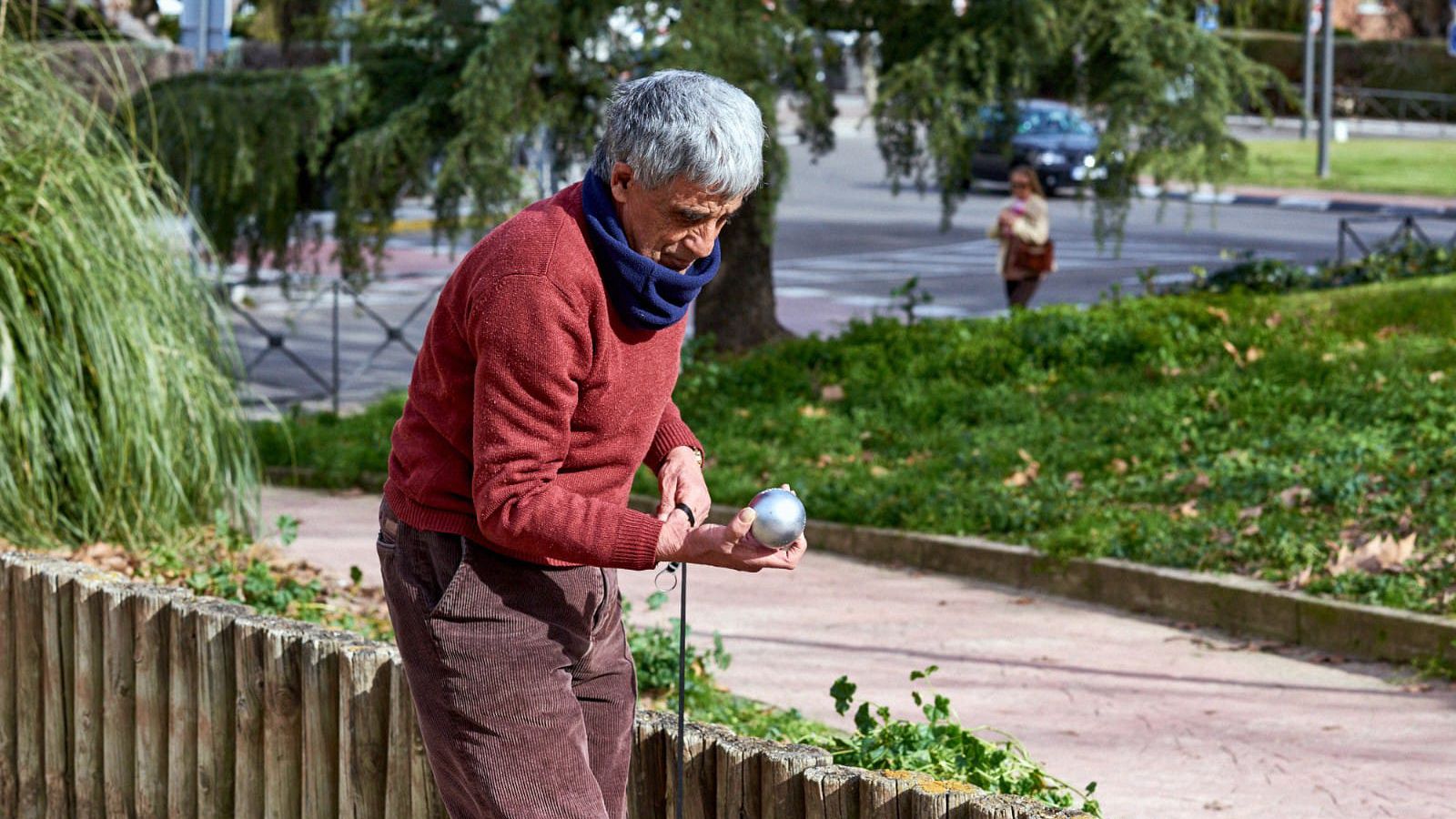 Calixto, un hombre de 74 años con discapacidad intelectual, juega a la petanca cada semana