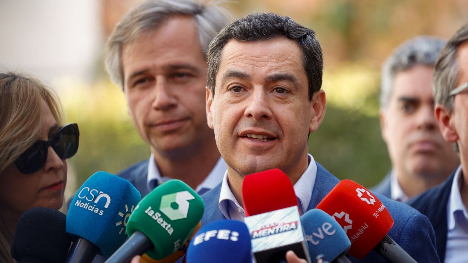 El presidente de la Junta de Andalucía, Juanma Moreno Bonilla , rodeado de micrófonos