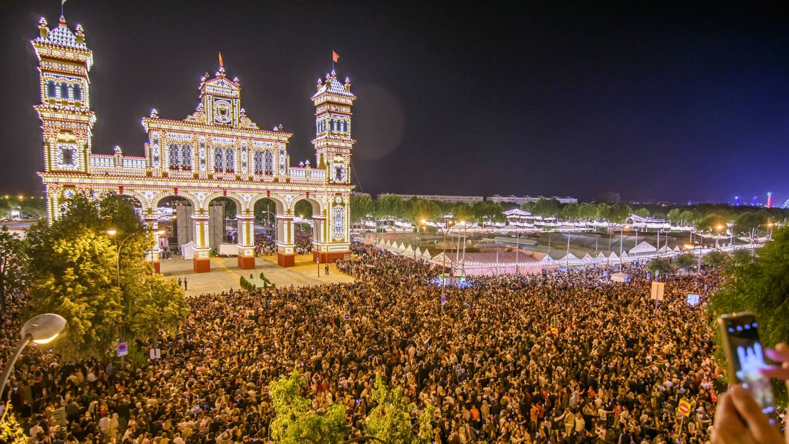 La Feria de Abril de Sevilla 2023 ha dado comienzo con el tradicional 'Alumbrao'.