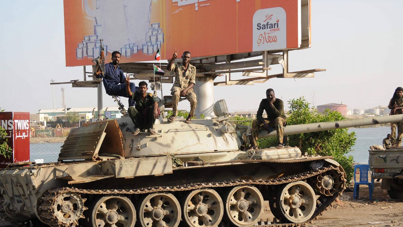 Soldados del ejército sudanés, leales a Abdel Fattah al-Burhan, sentados encima de un tanque.