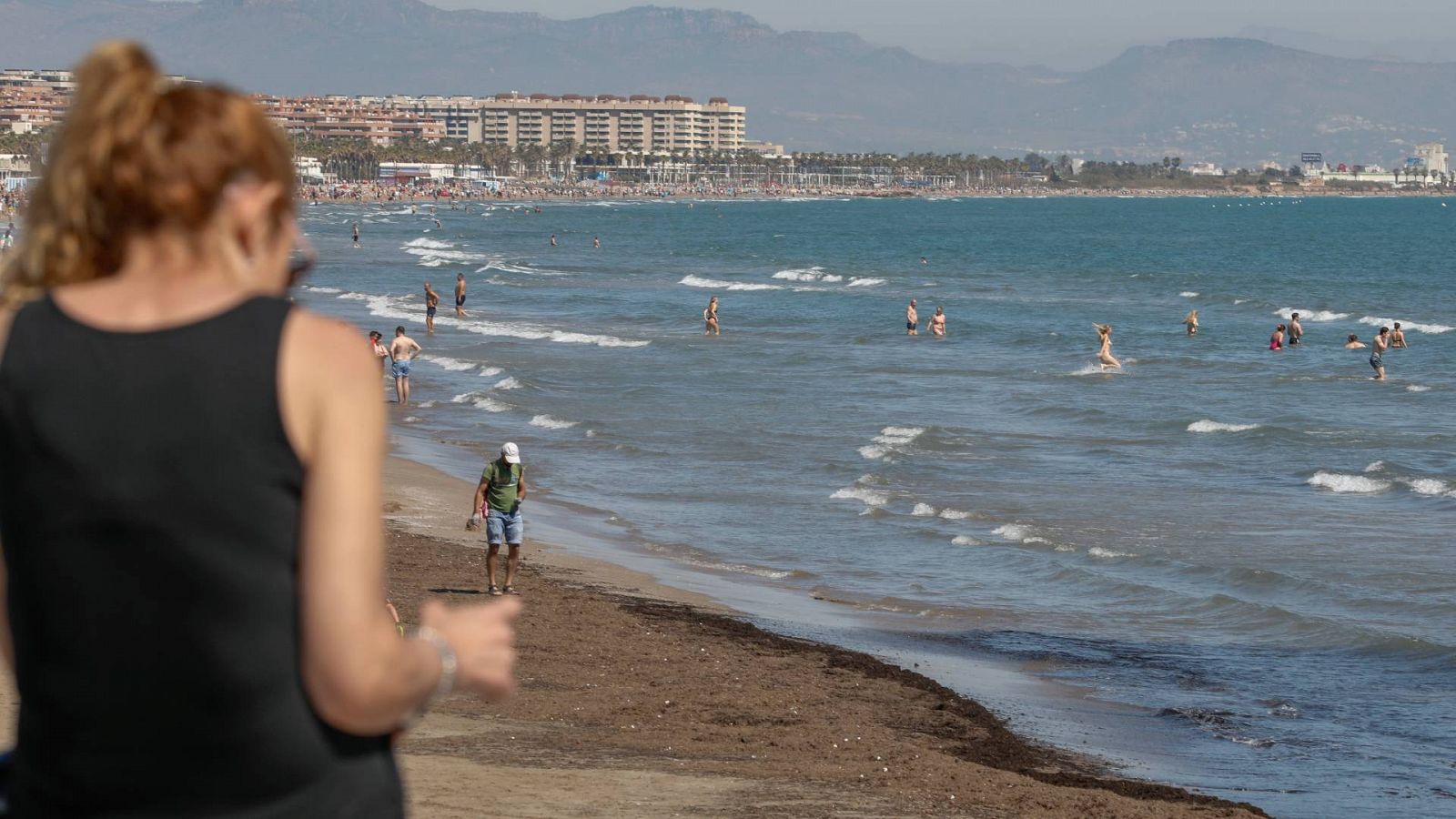Vista de una de las playas valencianas a las que han acudido cientos de personas por el calor en pleno abril