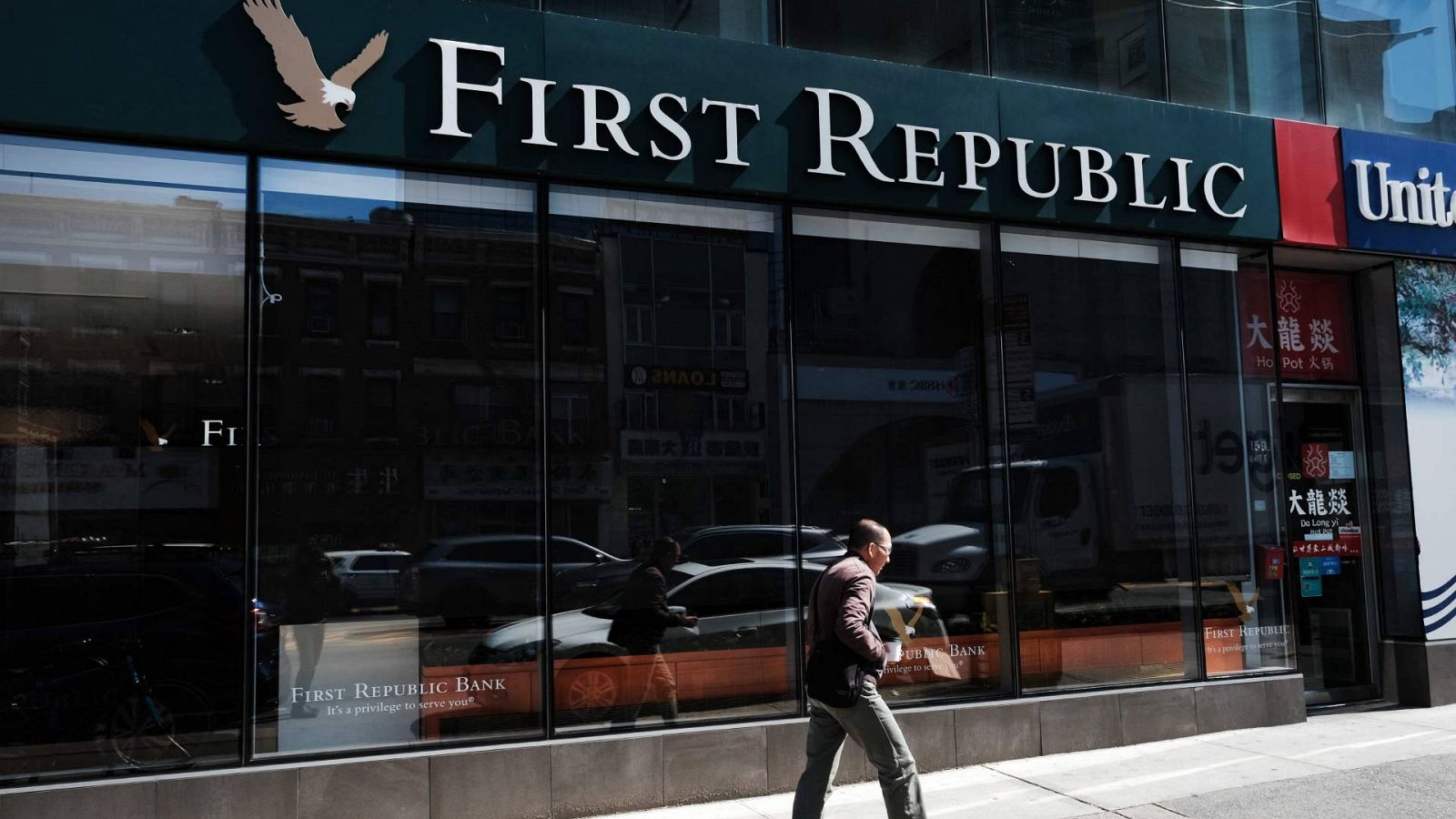 Una persona pasa por delante de una sucursal del banco First Republic en Manhattan, Nueva York