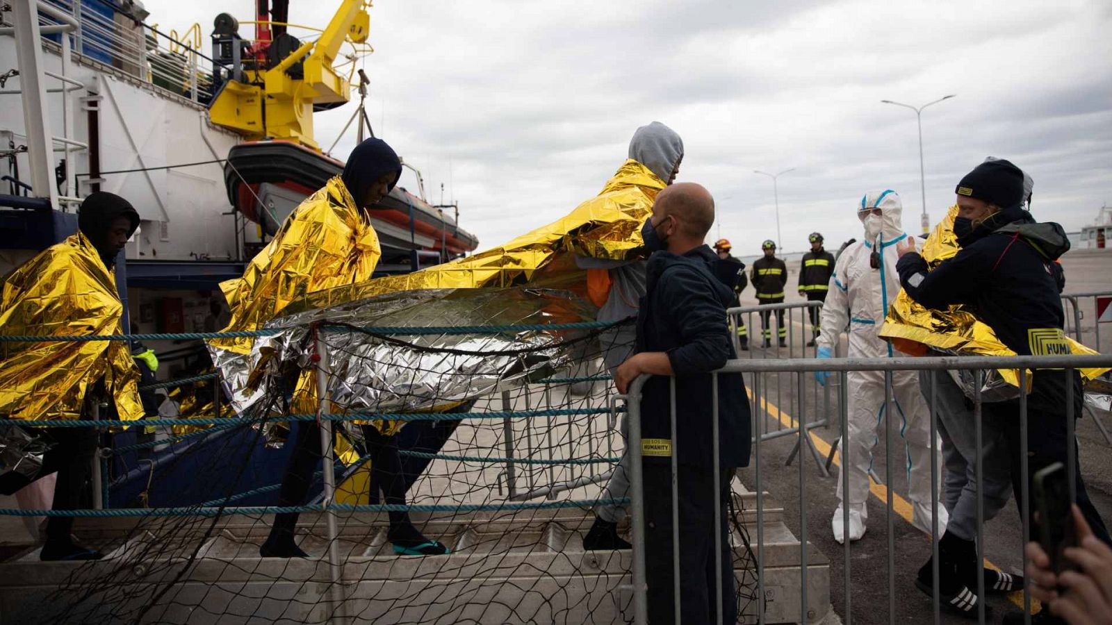 Migrantes desembarcan del buque Humanity 1 en el puerto de Marina di Ravenna, en Italia.