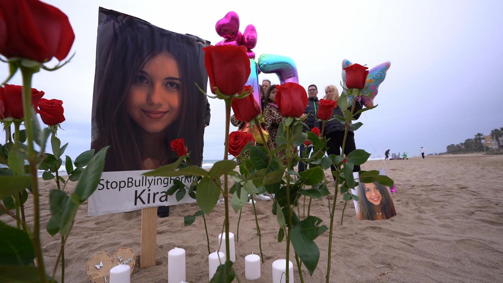 Fotos y flores en una playa en recuerdo de una adolescente fallecida.