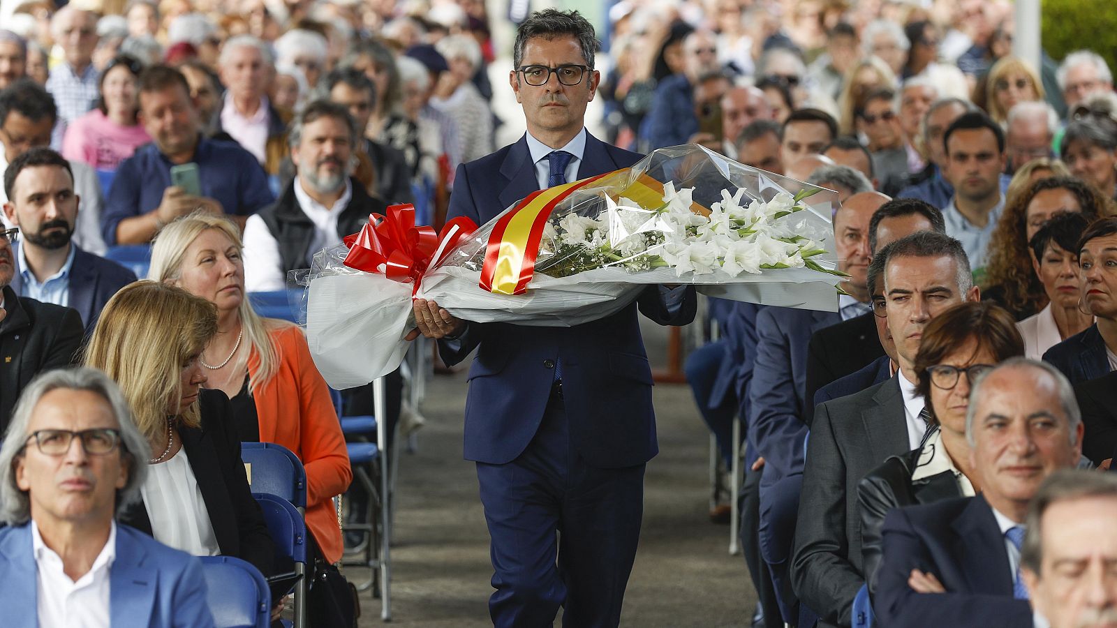 El ministro de Presidencia, Félix Bolaños, ofrece un ramo de flores en Gernika