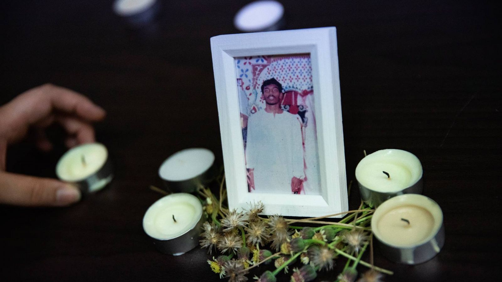 Velas alrededor de una fotografía del condenado a muerte en Singapur, Tangaraju Suppiah