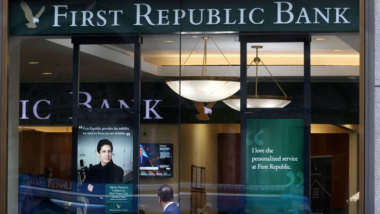 Una persona pasa por delante de la sucursal del First Republic Bank en Midtown Manhattan, en Nueva York