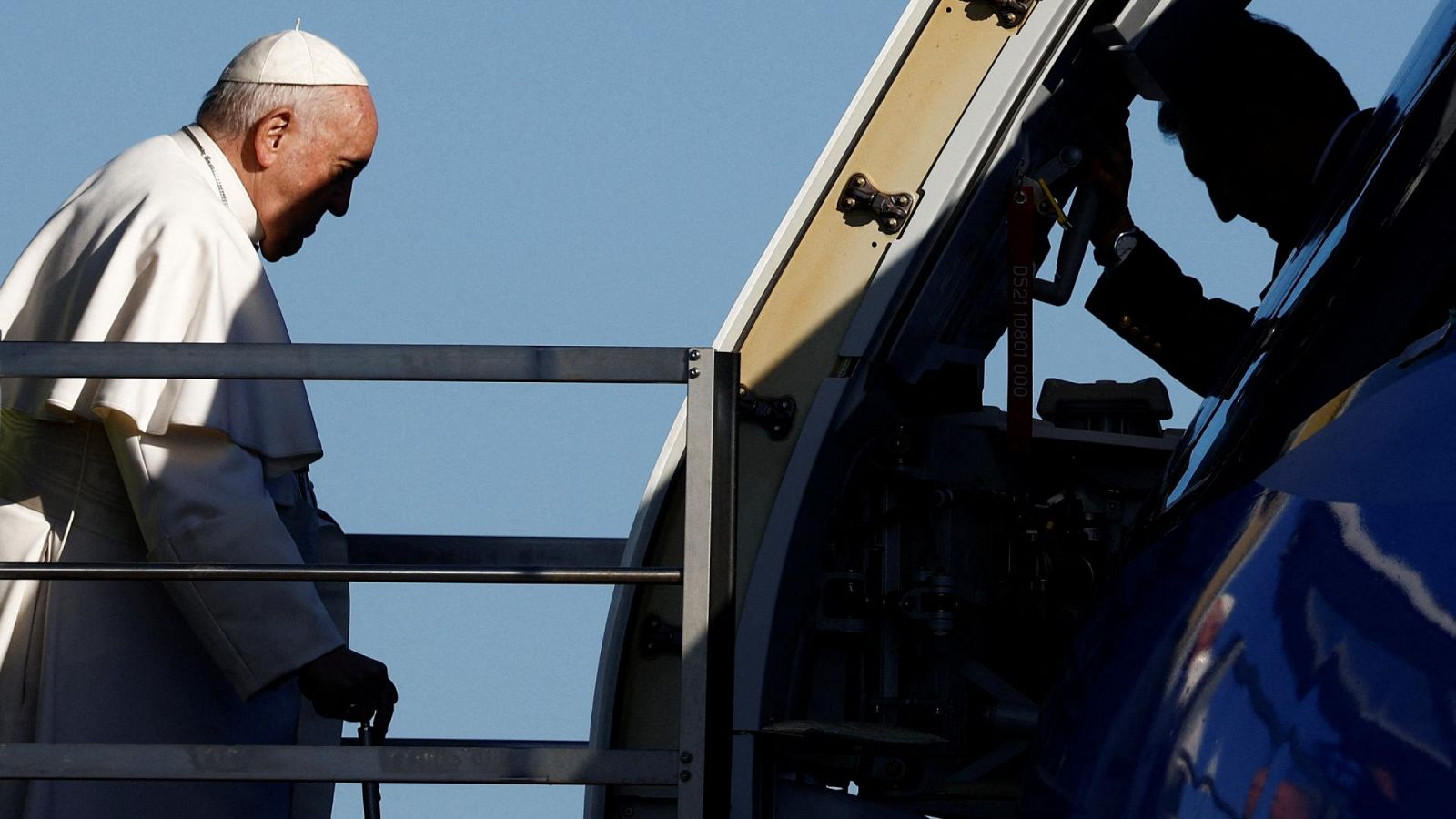 El papa Francisco sube el avión papal antes de su visita apostólica a Hungría en el aeropuerto de Fiumicino en Roma.
