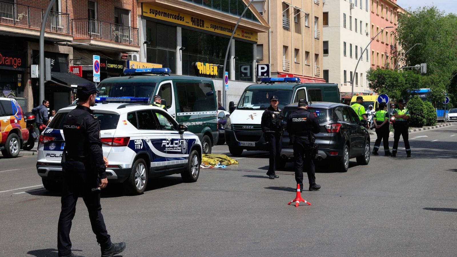 Agentes de la Policía Nacional y de la Guardia Civil, en el paseo de la Extremadura en Madrid, donde han muerto dos personas atropelladas