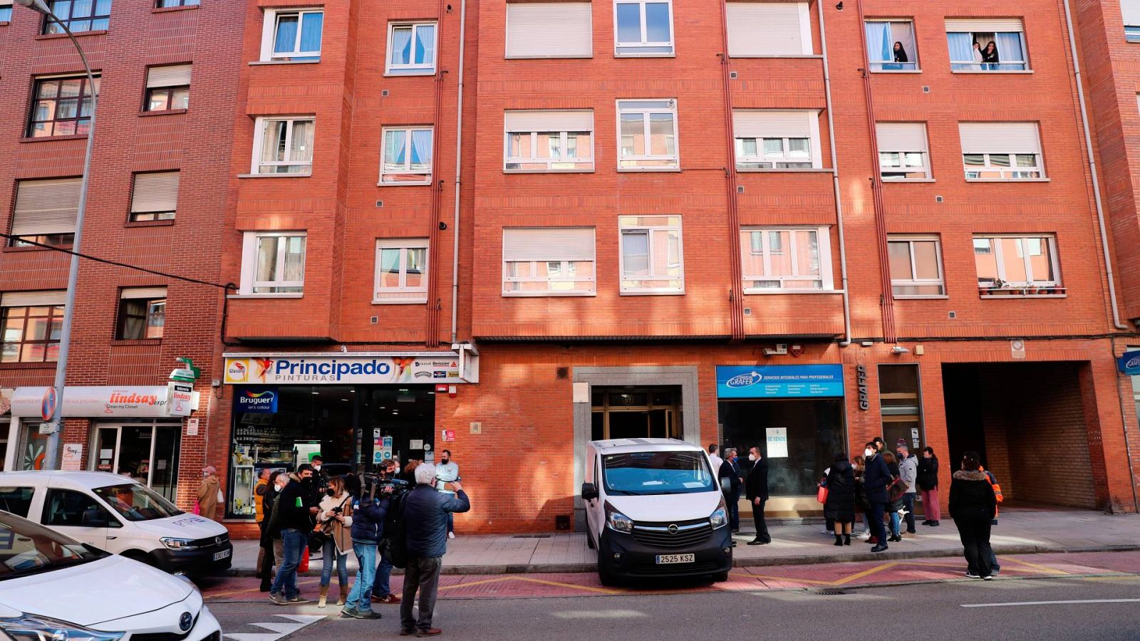Fachada del edificio de Oviedo en el que una niña de 14 años fue asesinada en abril de 2022