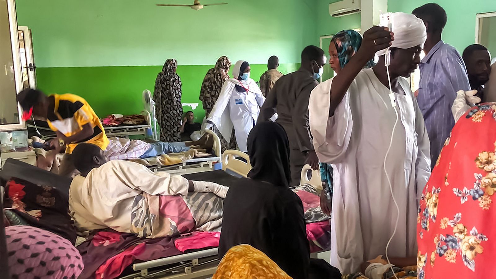 Una sala abarrotada de un hospital de El Fasher, en la región sudanesa de Darfur del Norte, donde numerosas personas han resultado heridas en los combates que se libran en la zona.