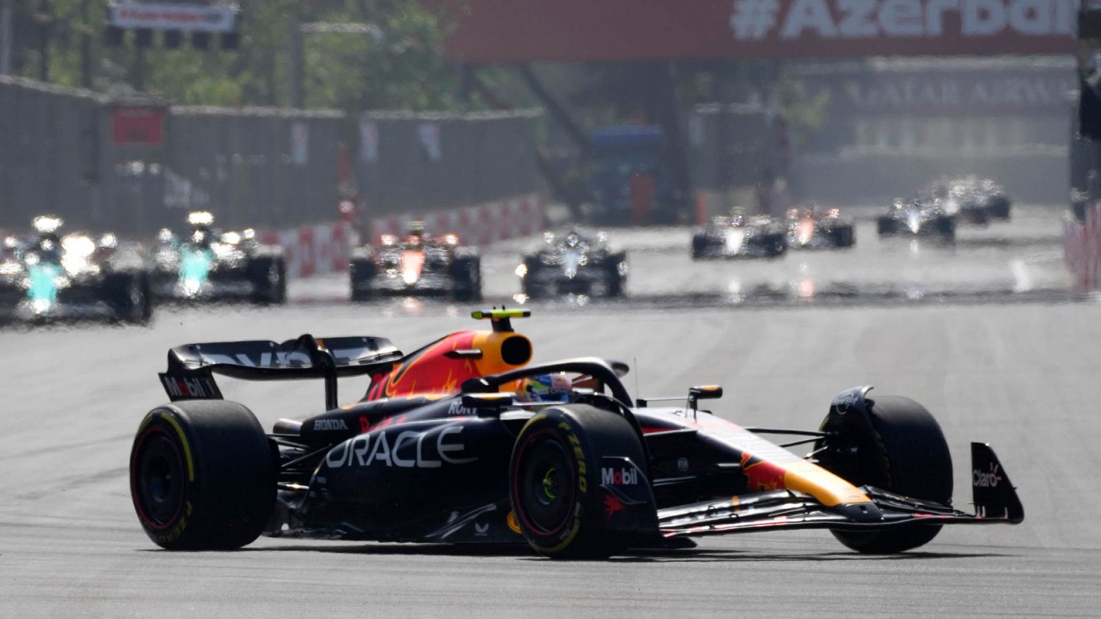 Checo Pérez lidera el Gran Premio de F1 de Azerbaiyán