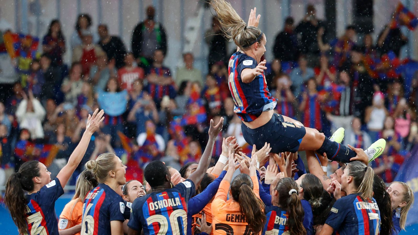 Las jugadoras del Barcelona mantean a Alexia Putellas para celebrar su regreso y el título de Liga