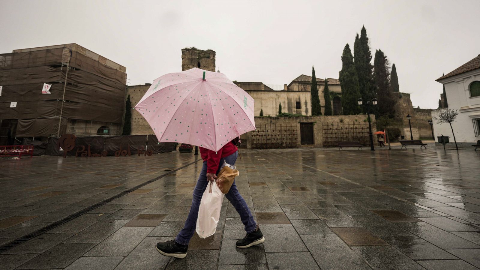 Una persona camina con un paraguas en Palma del Río, Córdoba