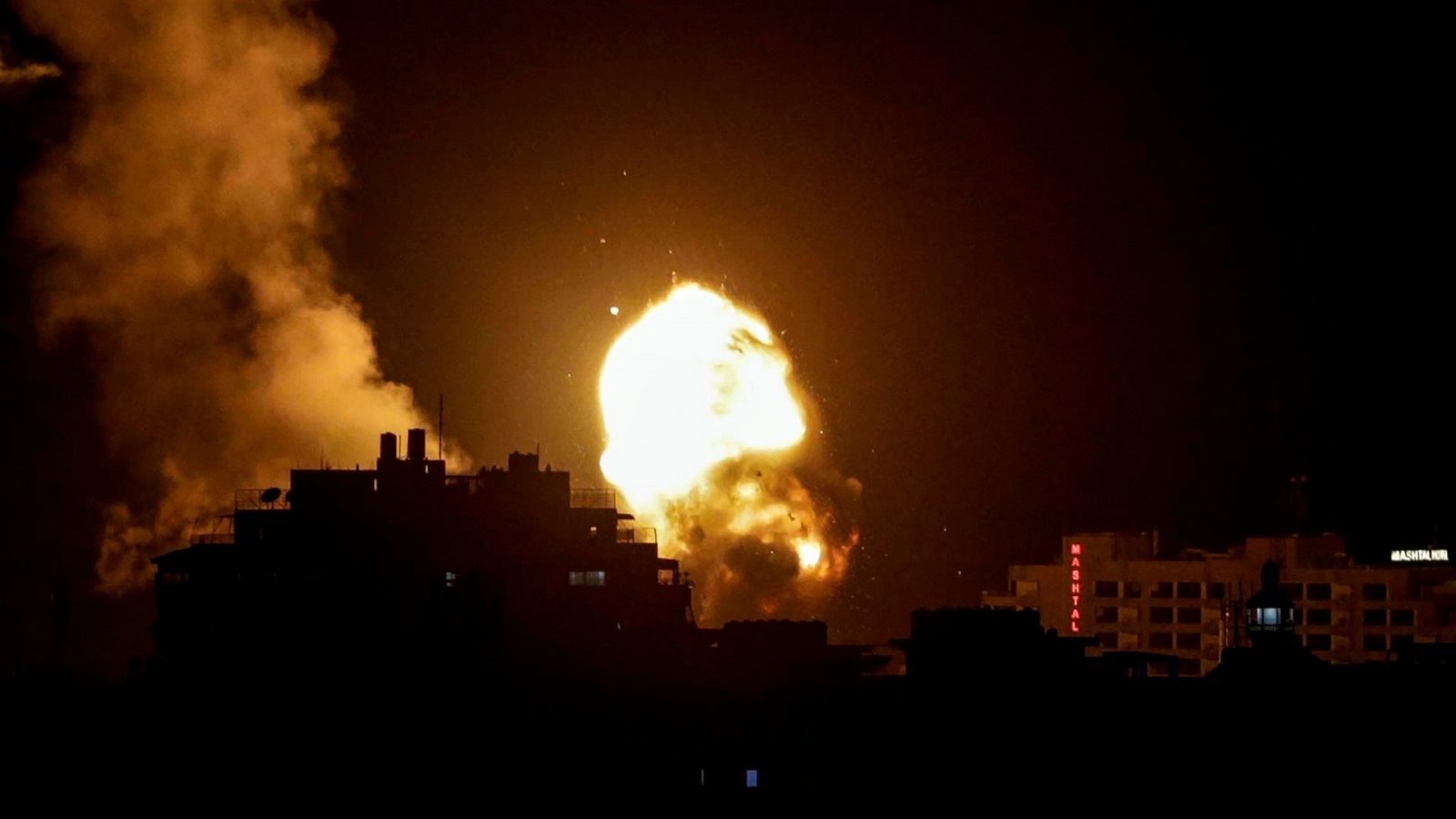 Humo tras un ataque aéreo israelí en el norte de la Franja de Gaza.